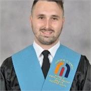 Maestro imparte clases para niños de 6 a 12 años